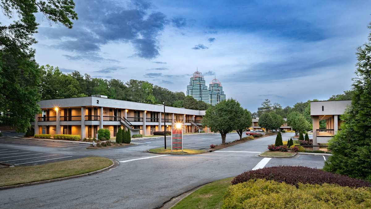 Glenridge 400 exterior building and parking lot - Atlanta, GA