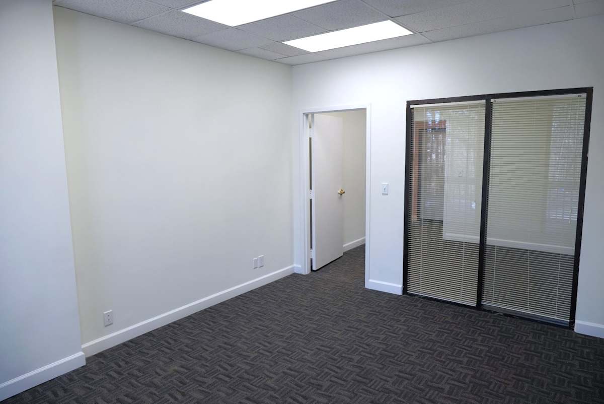 Glenridge 400 multi-room office suite photo - Atlanta, GA