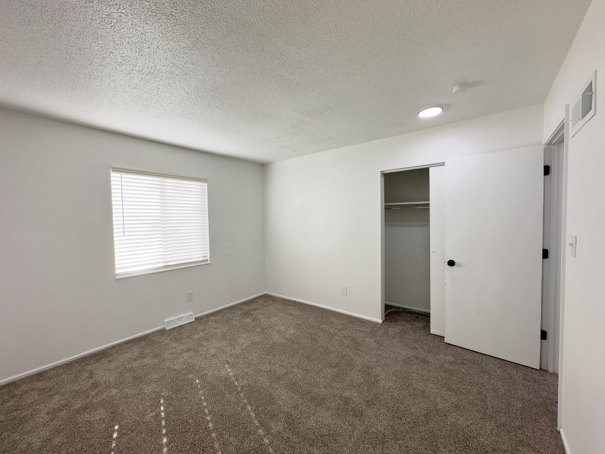 Photos and Video of Kingsridge East Apartments in Blue Springs, MO