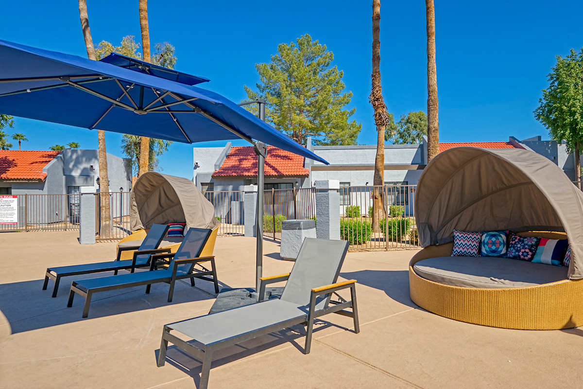 Poolside seating at Diamonte on Bell.