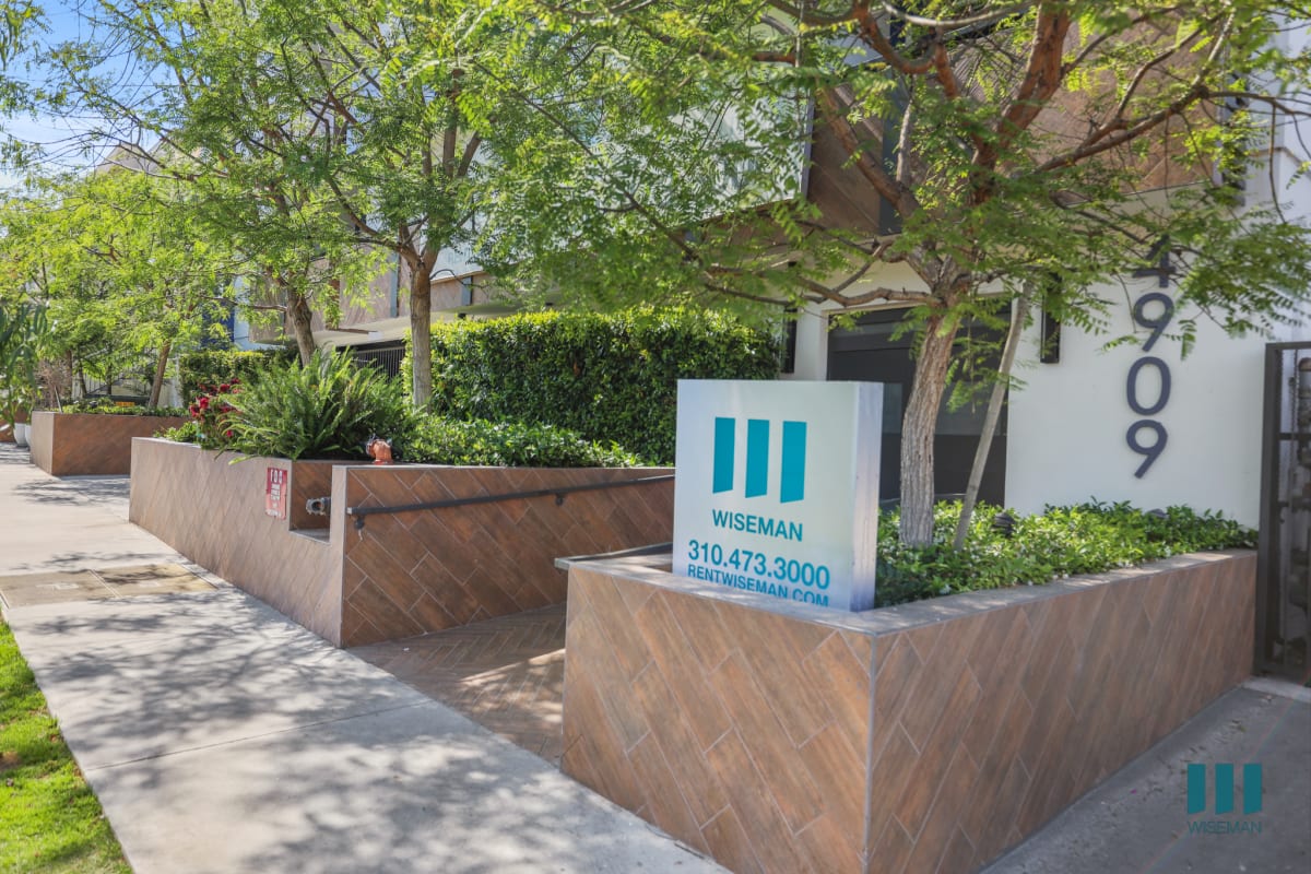 Rosewood Heights by Wiseman — community and apartment views.