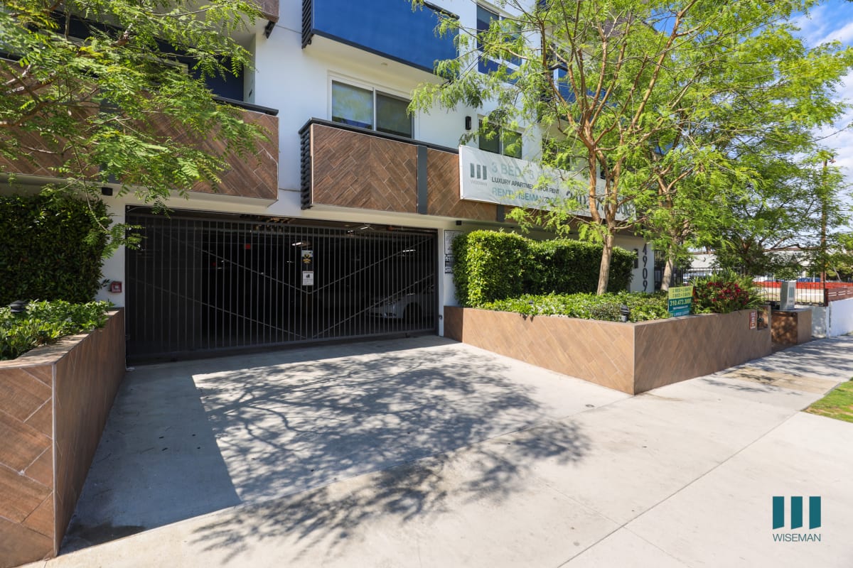 Rosewood Heights by Wiseman — community and apartment views.