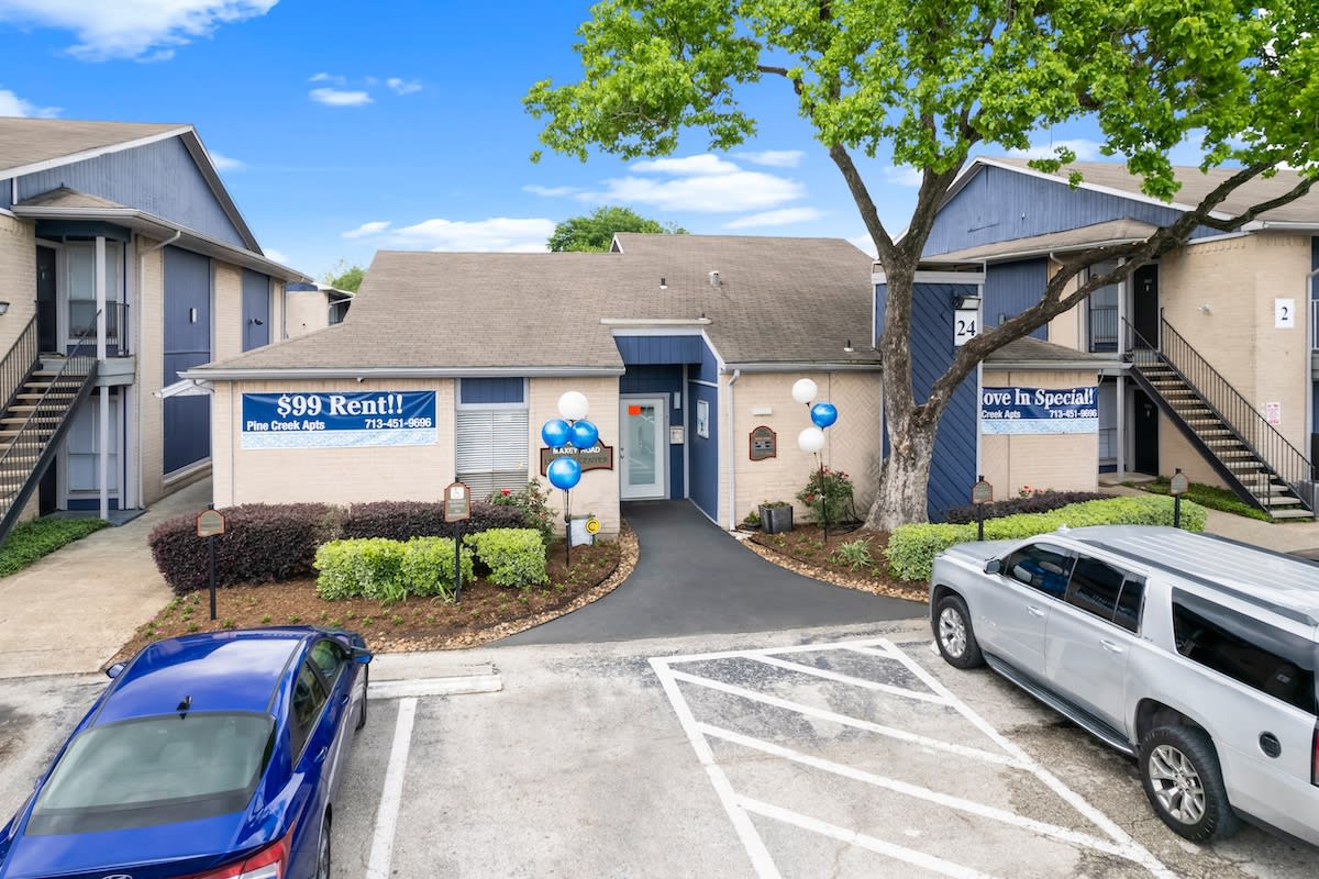 1- & 2-Bedroom Houston Apartments For Rent | Pine Creek Photos