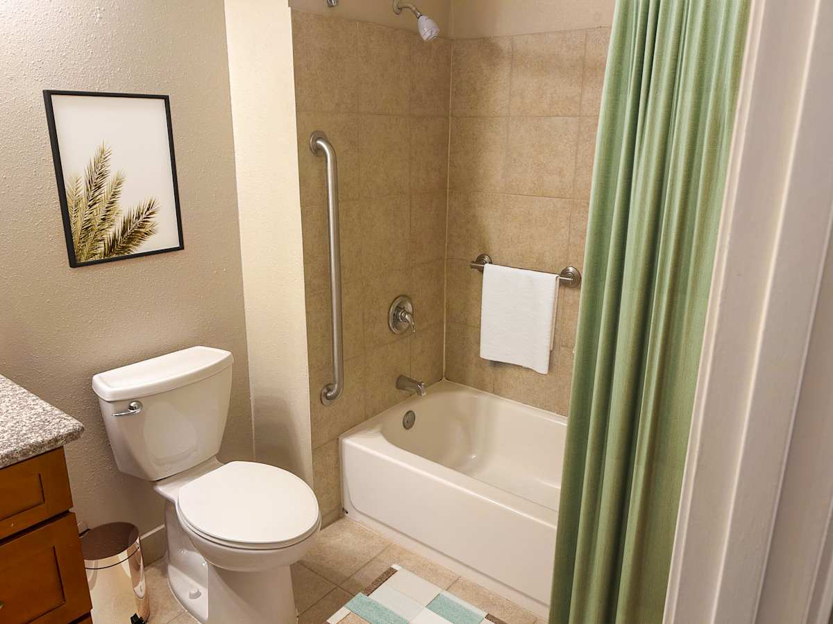 Diamond Lakes Apartment Homes bathroom with tub - Lafayette, LA