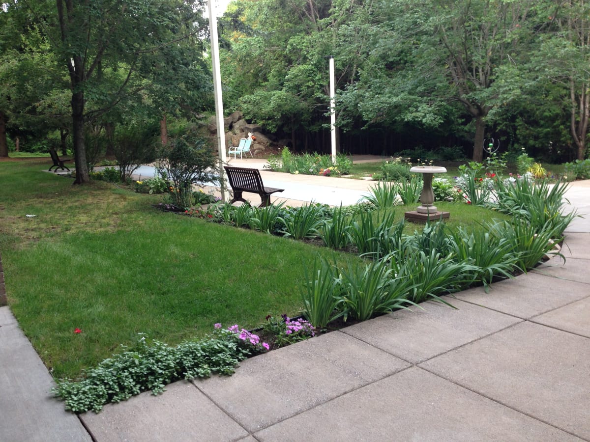 Arbor Green courtyard exterior view - Houghton, MI