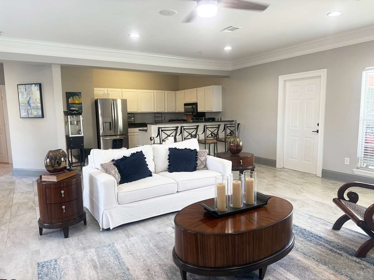 Ashford Place clubhouse lounge area - West Monroe, LA