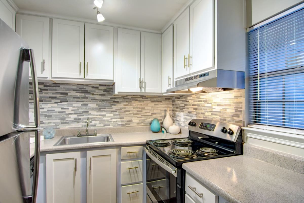 Barrington Hills Apartments kitchen - Peachtree Corners, GA