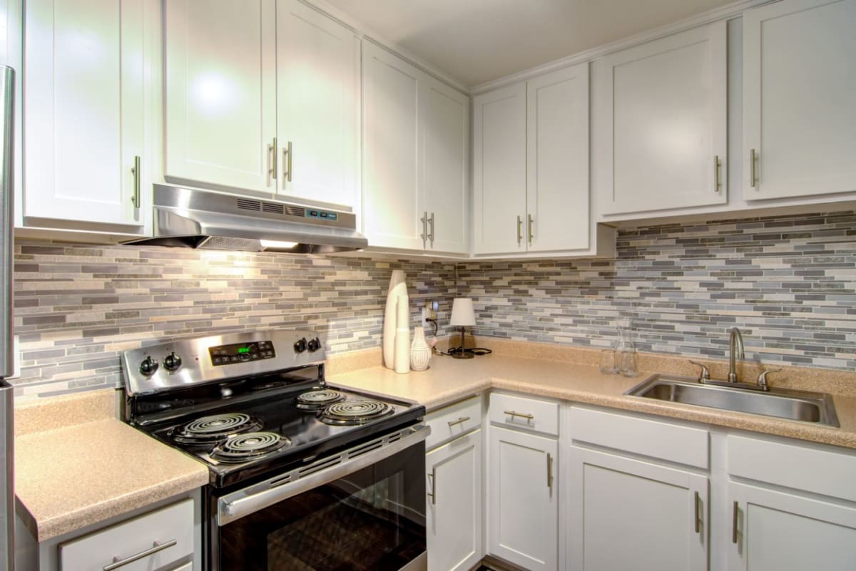 Barrington Hills Apartments kitchen interior - Peachtree Corners, GA