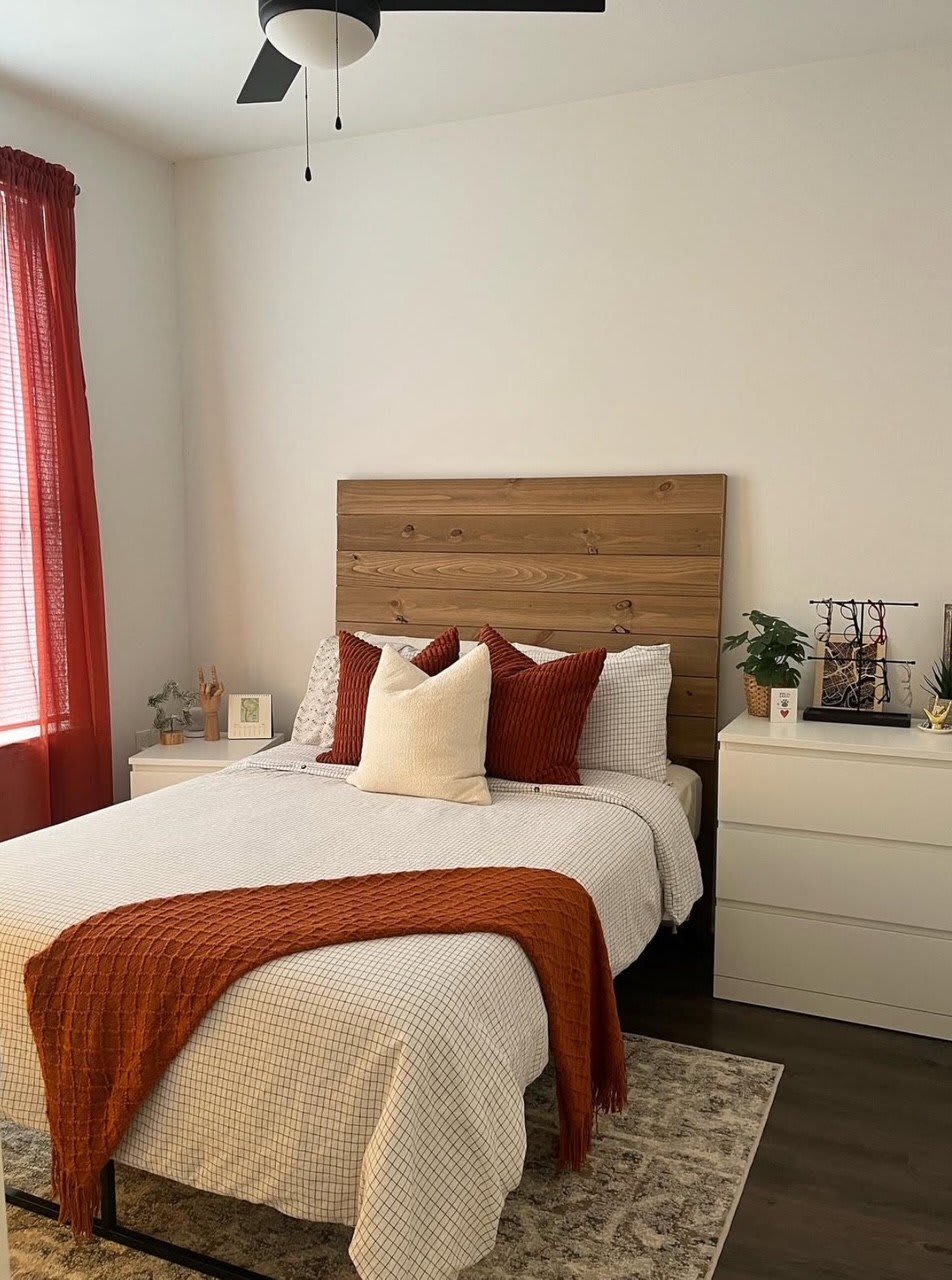 Flagship Kern's Apartments bedroom with ceiling fan - Knoxville, TN