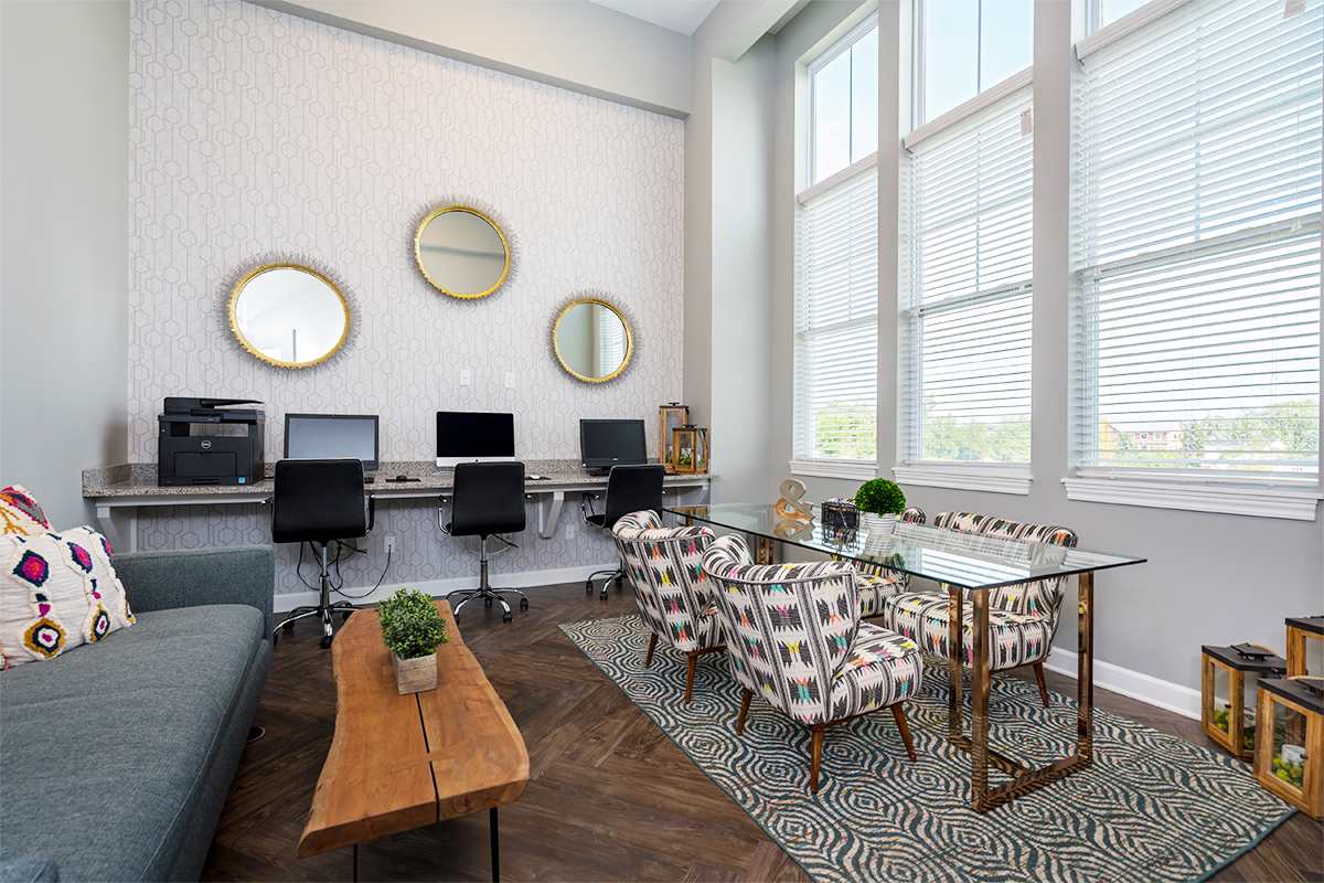 The Retreat Apartments living room seating area - Wyoming, MI