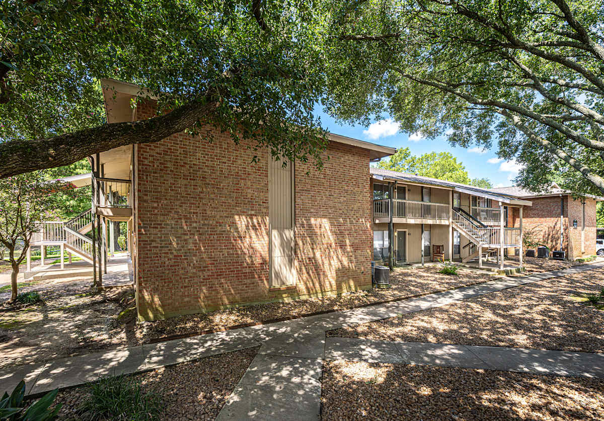 Diamond Lakes Apartment Homes shaded walkway outside - Lafayette, LA