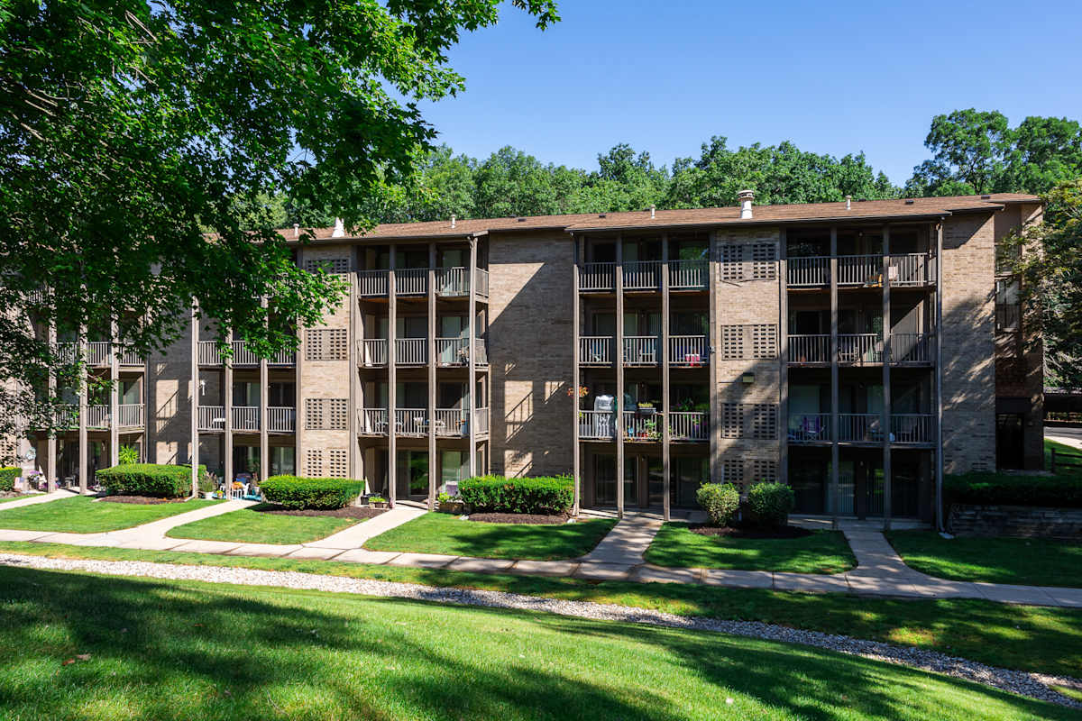 Winchell Way Apartments exterior building with green lawn - Kalamazoo, MI