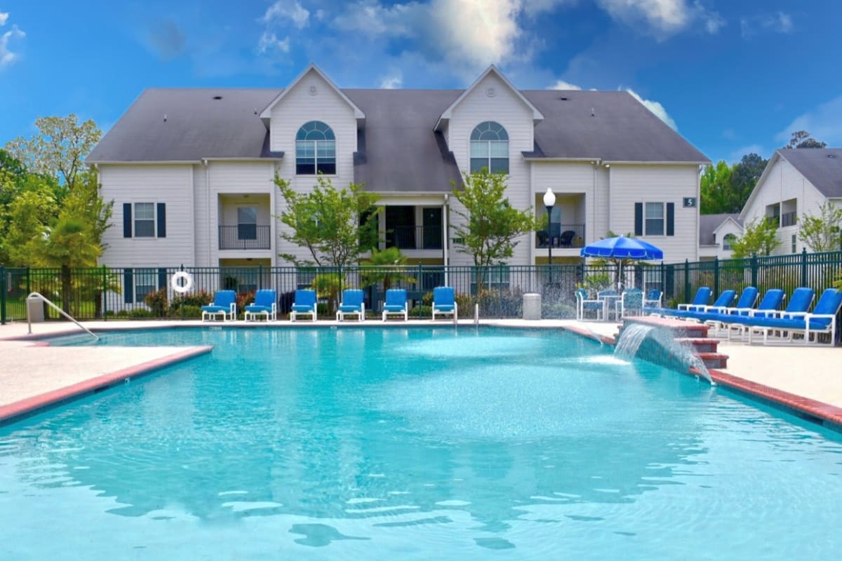 Ashford Place pool lounge area - West Monroe, LA