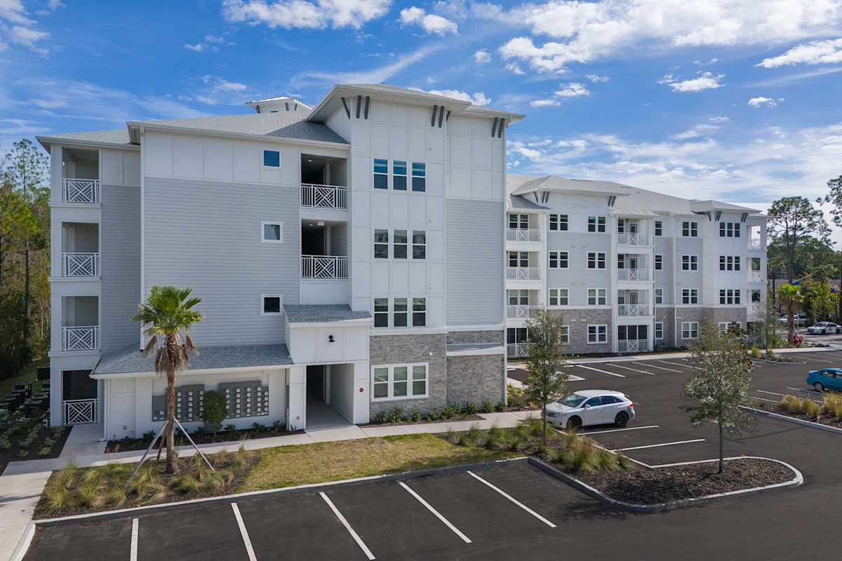 The Howell at the Preserve exterior building and parking lot - Jacksonville, FL