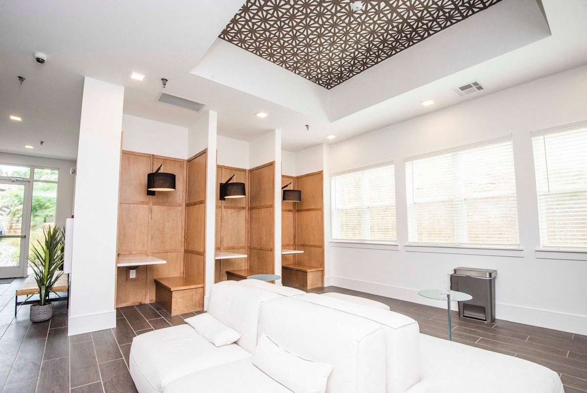 Flagship Kern's Apartments common area lounge with couch seating - Knoxville, TN