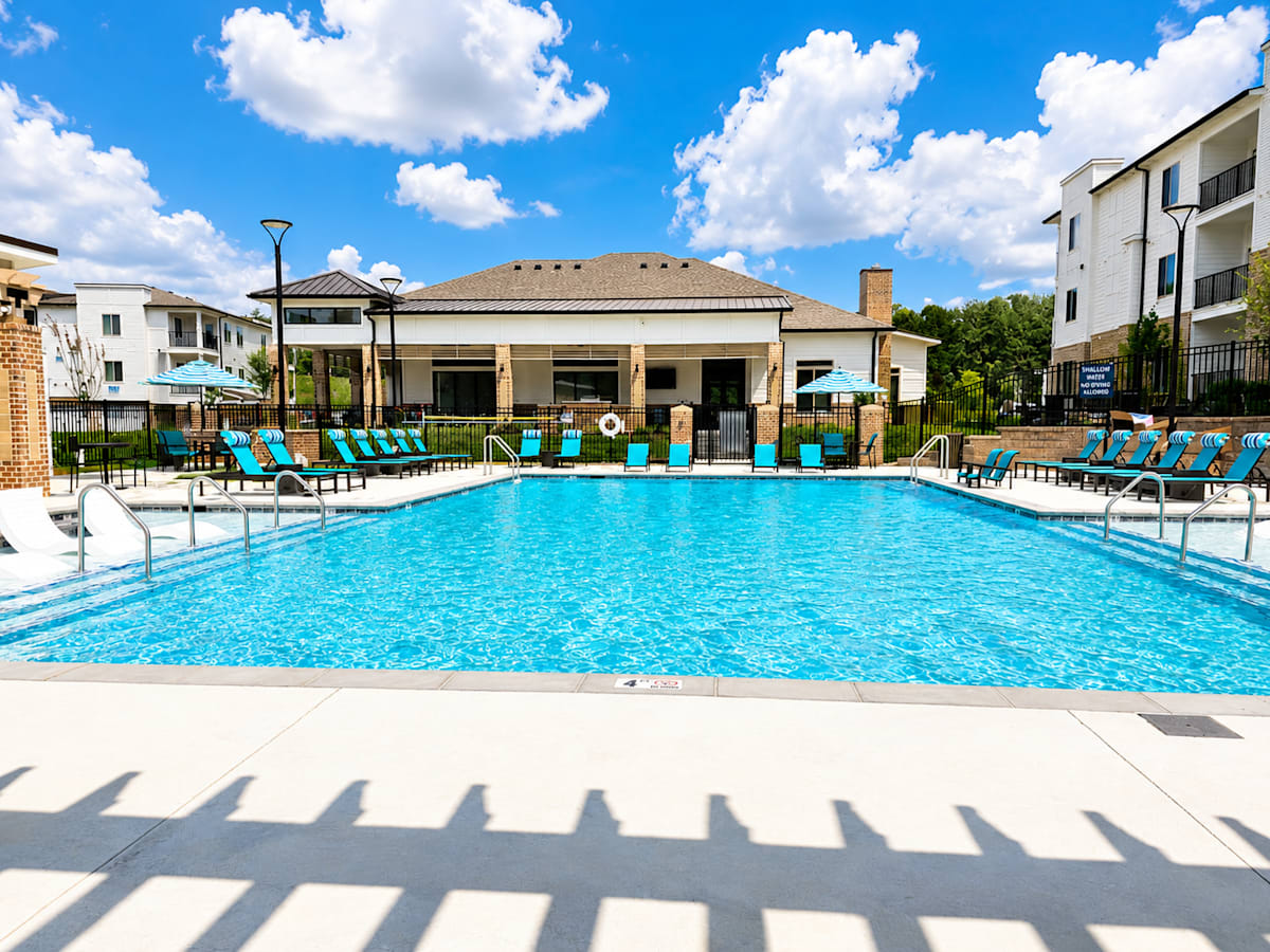 Caelian South Grove Apartments swimming pool and sundeck - Knoxville, TN