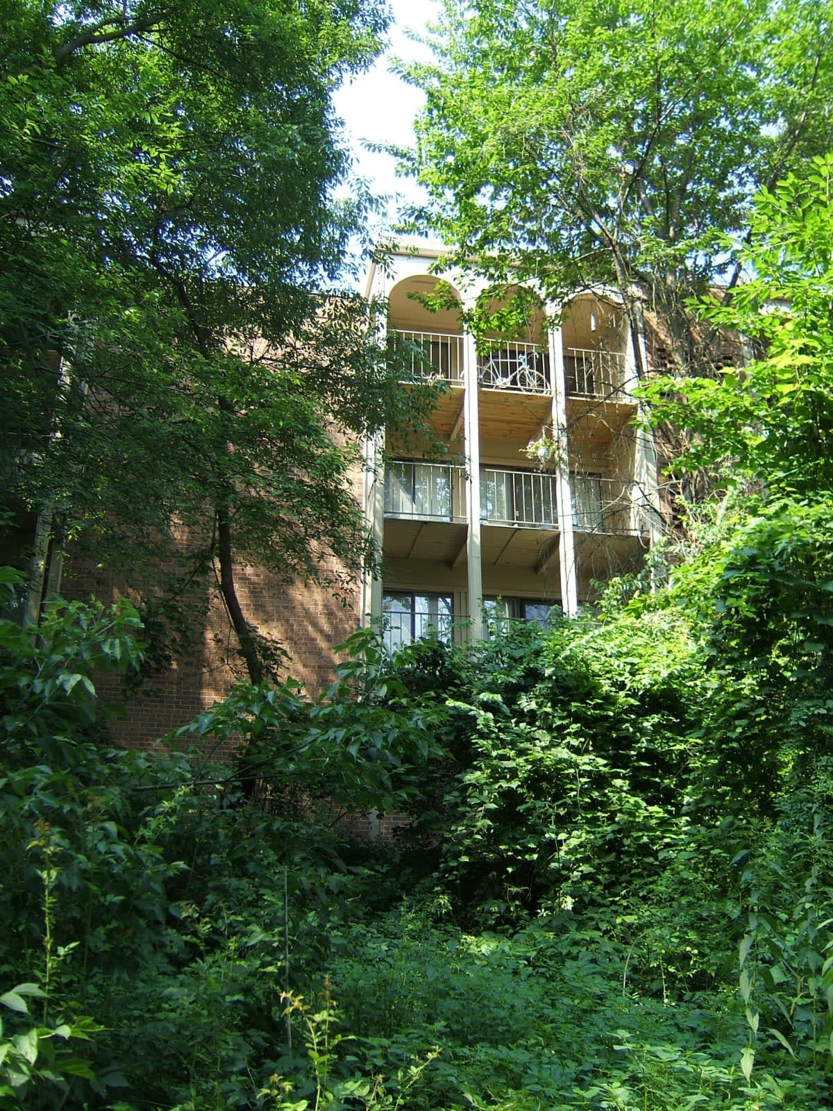 Willow Creek Apartments exterior grounds - Kalamazoo, MI