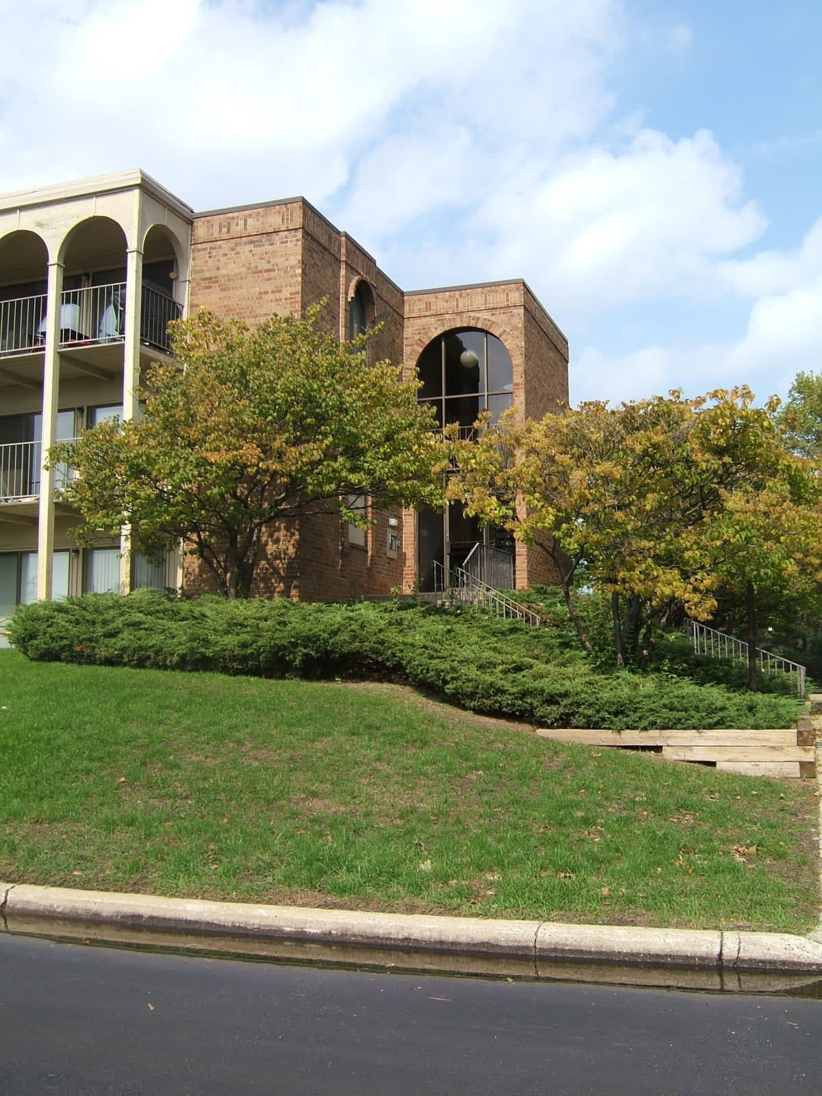 Willow Creek Apartments exterior building - Kalamazoo, MI