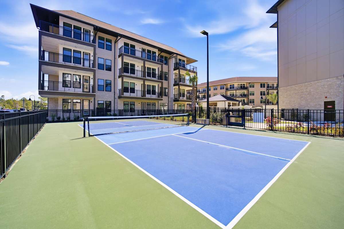 Vintage Lake Powell Apartments pickleball court - Panama City Beach, FL