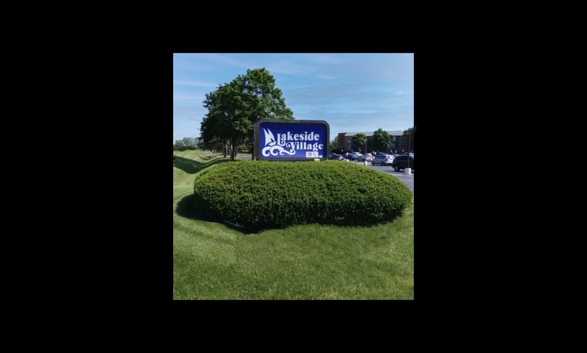 Lakeside Village community entrance sign - Saginaw, MI
