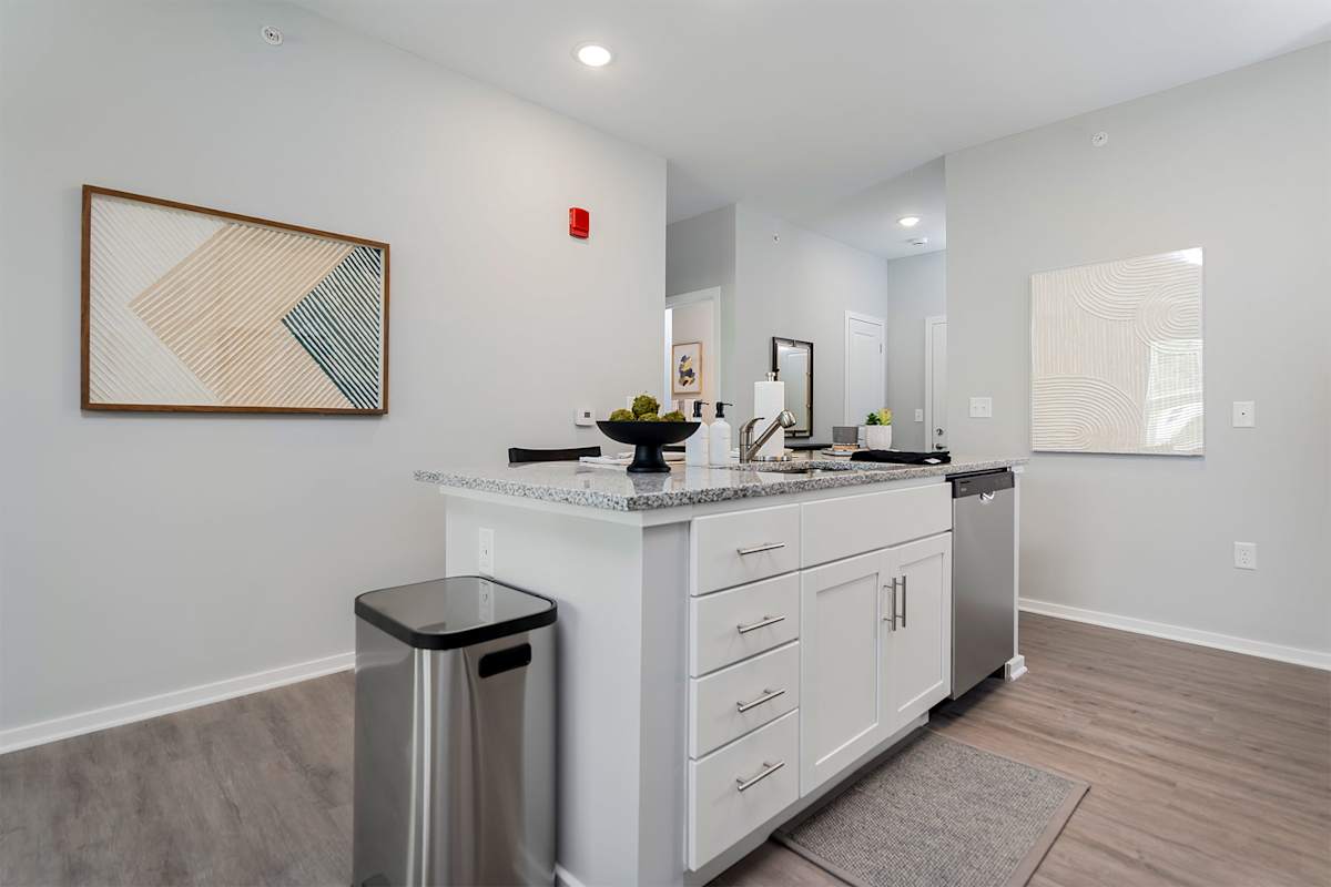 Echo Ridge Apartments kitchen island and stainless appliances - Middletown, OH