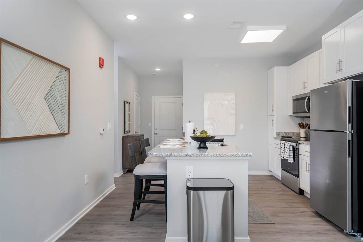Echo Ridge Apartments kitchen with white island - Middletown, OH