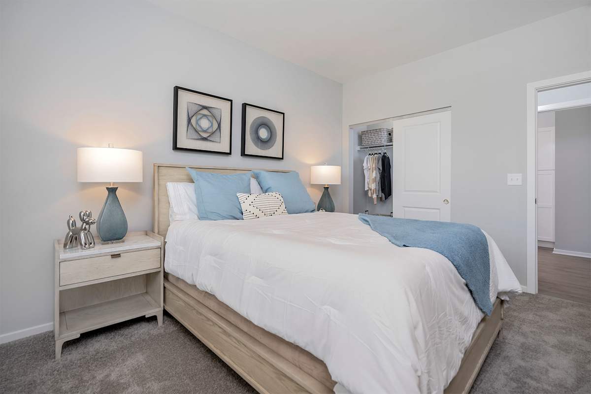 Echo Ridge Apartments bedroom with carpet flooring - Middletown, OH
