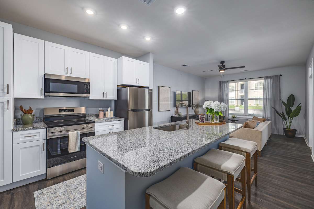 Founders Landing Apartments kitchen with granite counters - Lebanon, OH