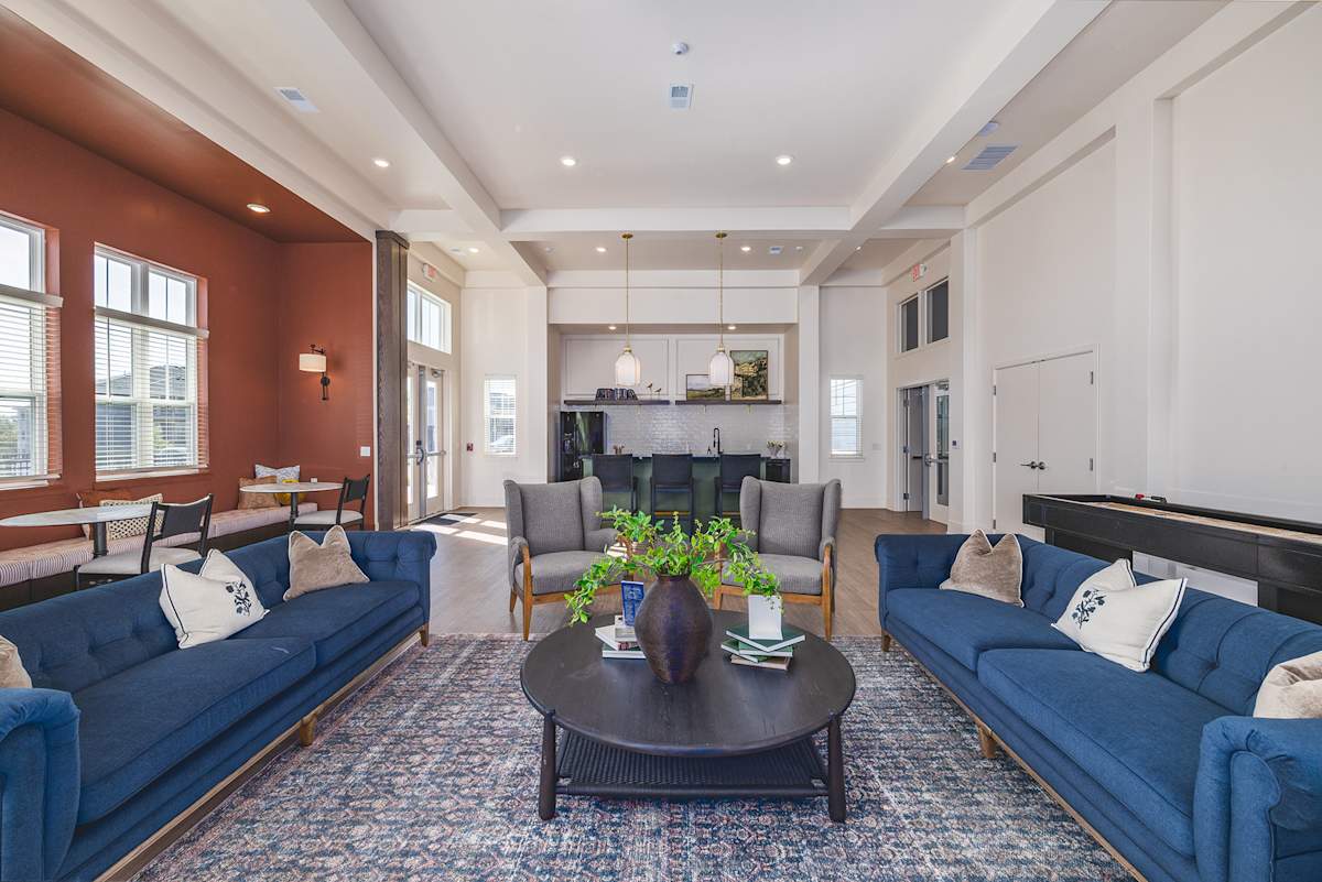 Founders Landing Apartments clubhouse living room seating - Lebanon, OH