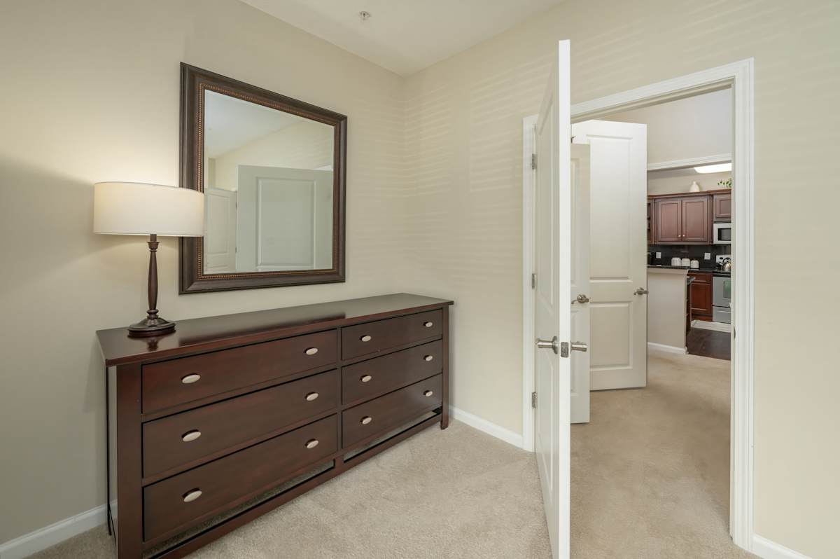 Greystone Summit Knoxville bedroom dresser and mirror - Knoxville, TN