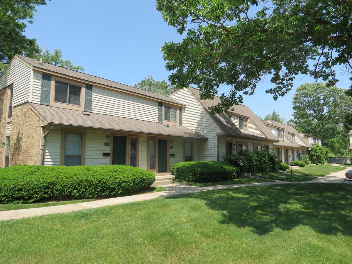 Forest Glen Townhomes exterior row of townhomes - Midland, MI