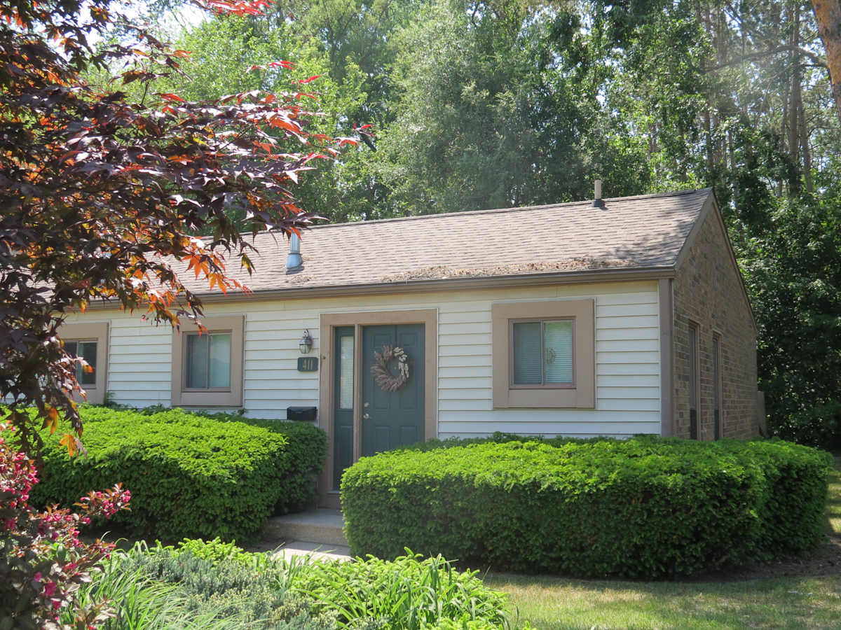 Forest Glen Townhomes small exterior building with greenery - Midland, MI