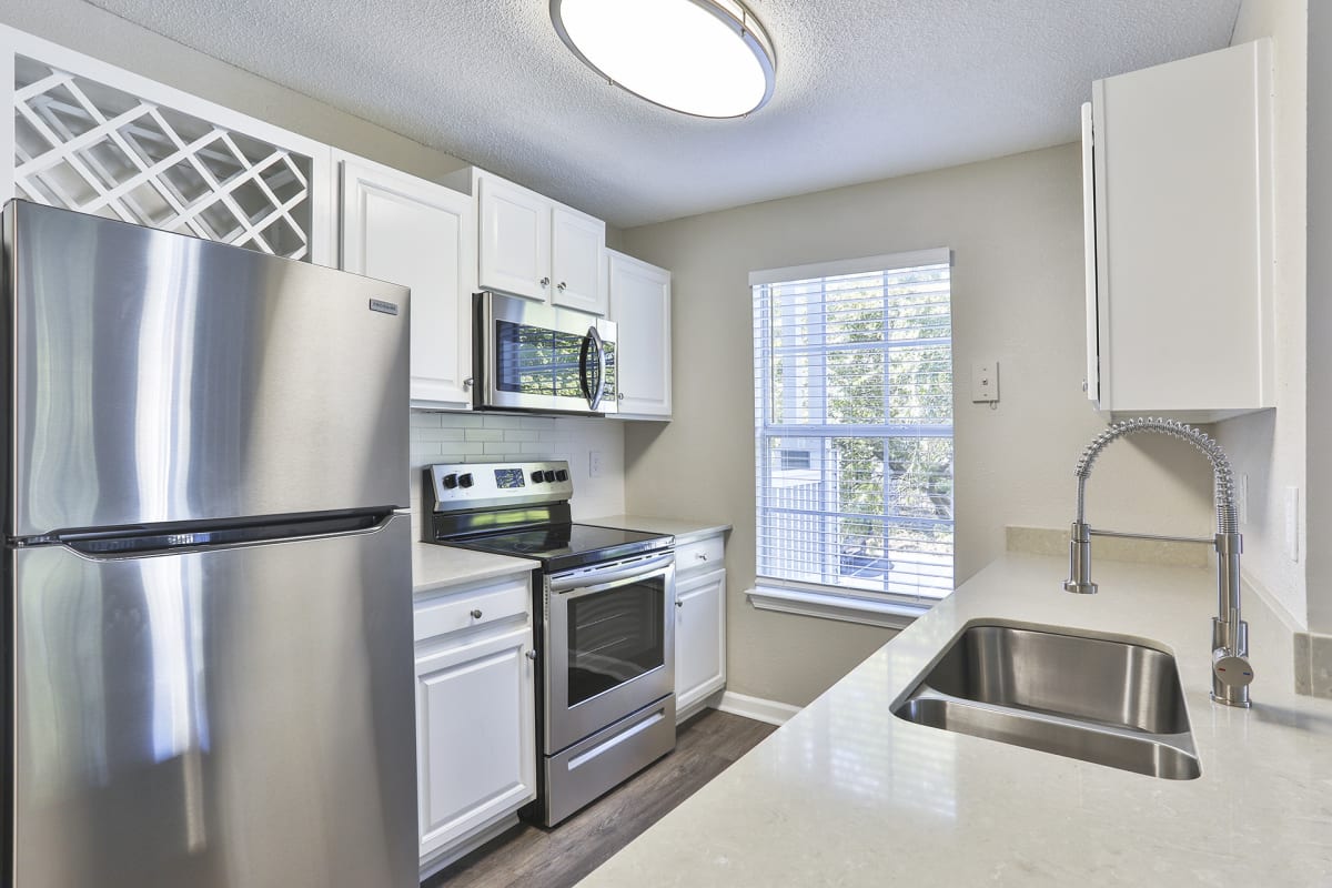 Crestmont at Thornblade Apartments kitchen with stainless appliances - Greenville, SC