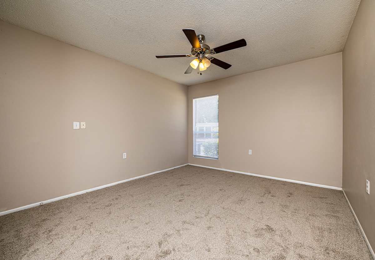 Diamond Lakes Apartment Homes room with ceiling fan - Lafayette, LA