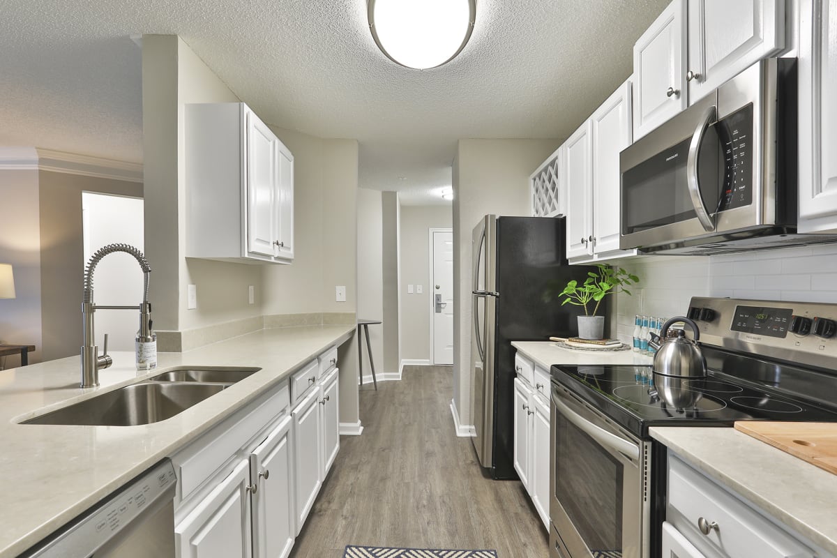 Crestmont at Thornblade Apartments kitchen - Greenville, SC