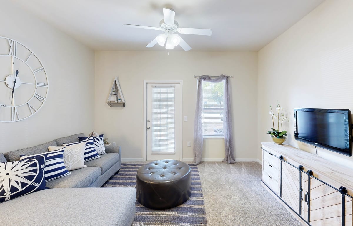Silvana Oaks living room with TV - North Charleston, SC