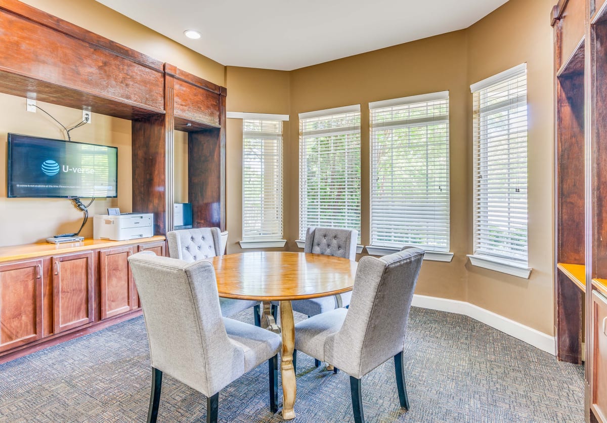 Vintage Retreat Apartments business center conference room - Cleveland, TN