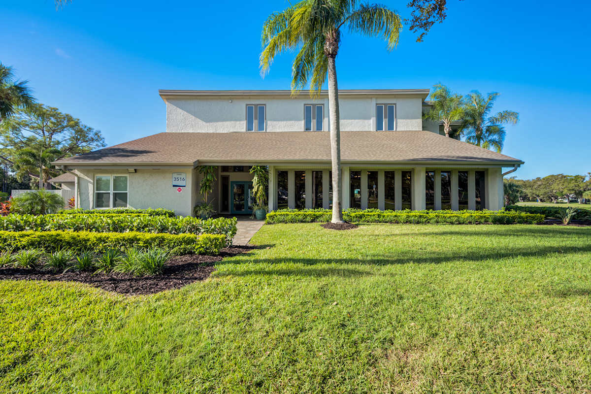 L'Estancia Apartment Homes exterior building view - Sarasota, FL