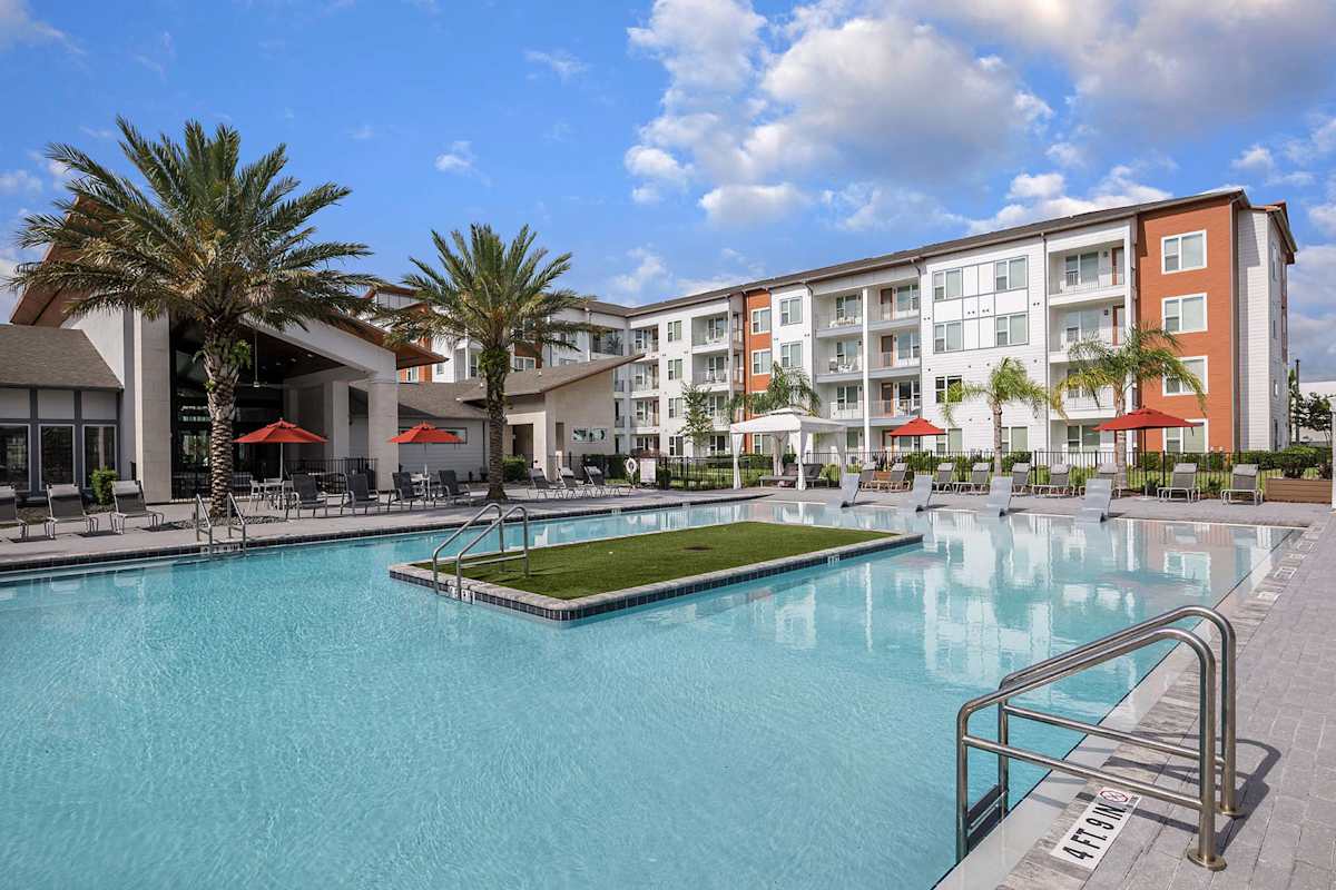 Madison Pointe Apartments resort-style pool - Daytona Beach, FL