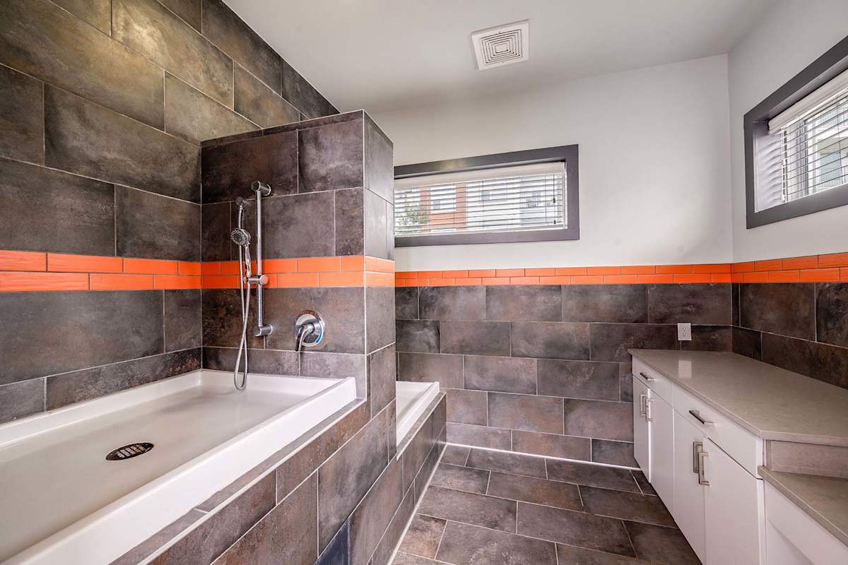 Madison Pointe Apartments bathtub and shower - Daytona Beach, FL