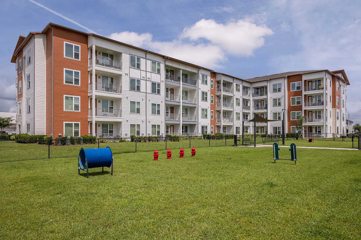 Madison Pointe Apartments exterior building view - Daytona Beach, FL
