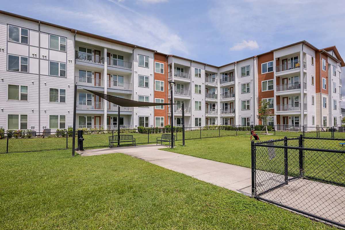 Madison Pointe Apartments exterior with lawn - Daytona Beach, FL