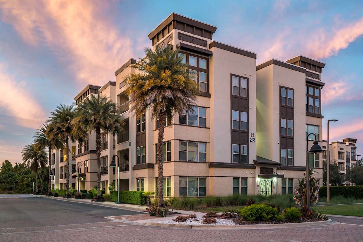 Nine12 Gateway Apartments exterior building with palm tree - Altamonte Springs, FL
