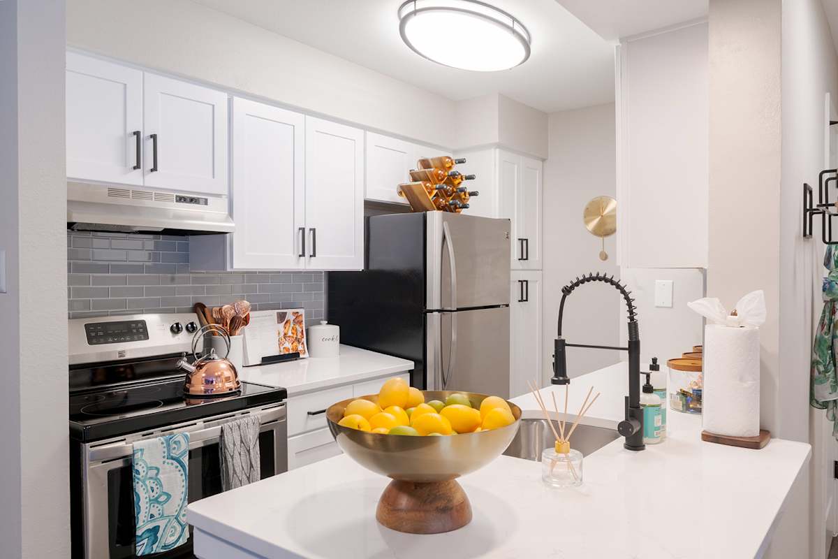 Saddle Ridge Apartments kitchen interior - Ashburn, VA
