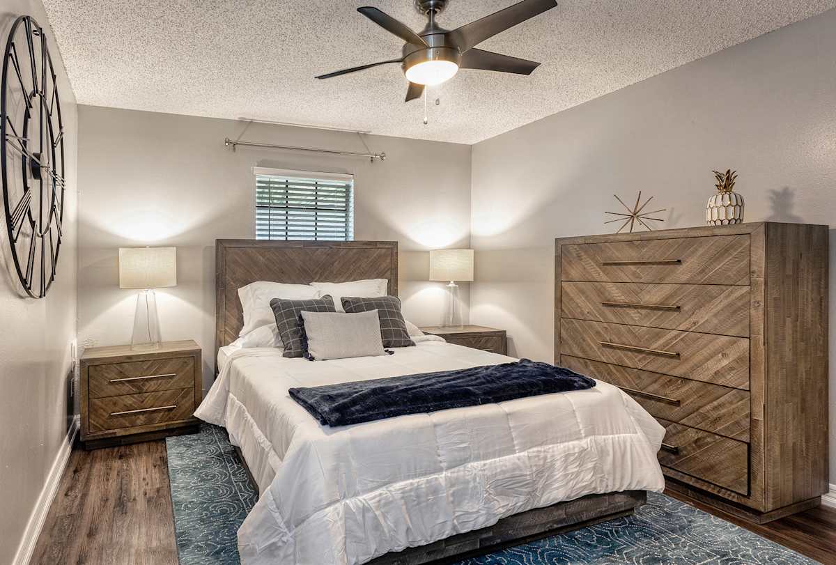 Sherwood Oaks Apartments bedroom - Riverview, FL