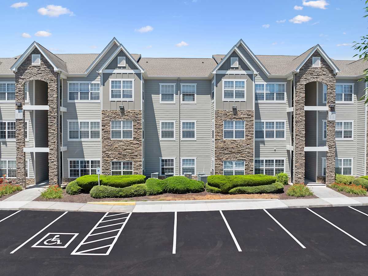 Vintage Retreat Apartments exterior building with parking lot - Cleveland, TN