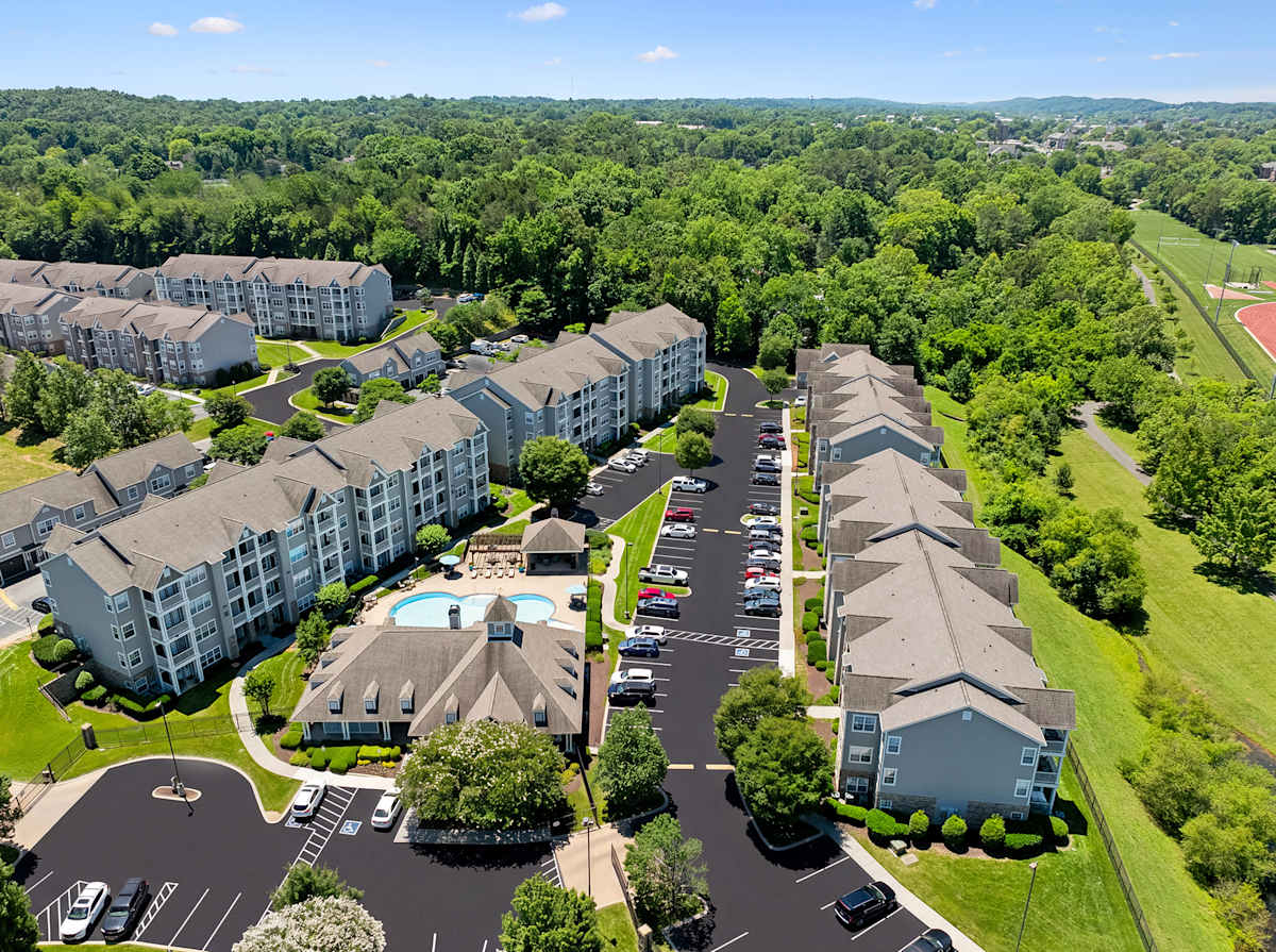 Vintage Retreat Apartments aerial view with pool courtyard - Cleveland, TN