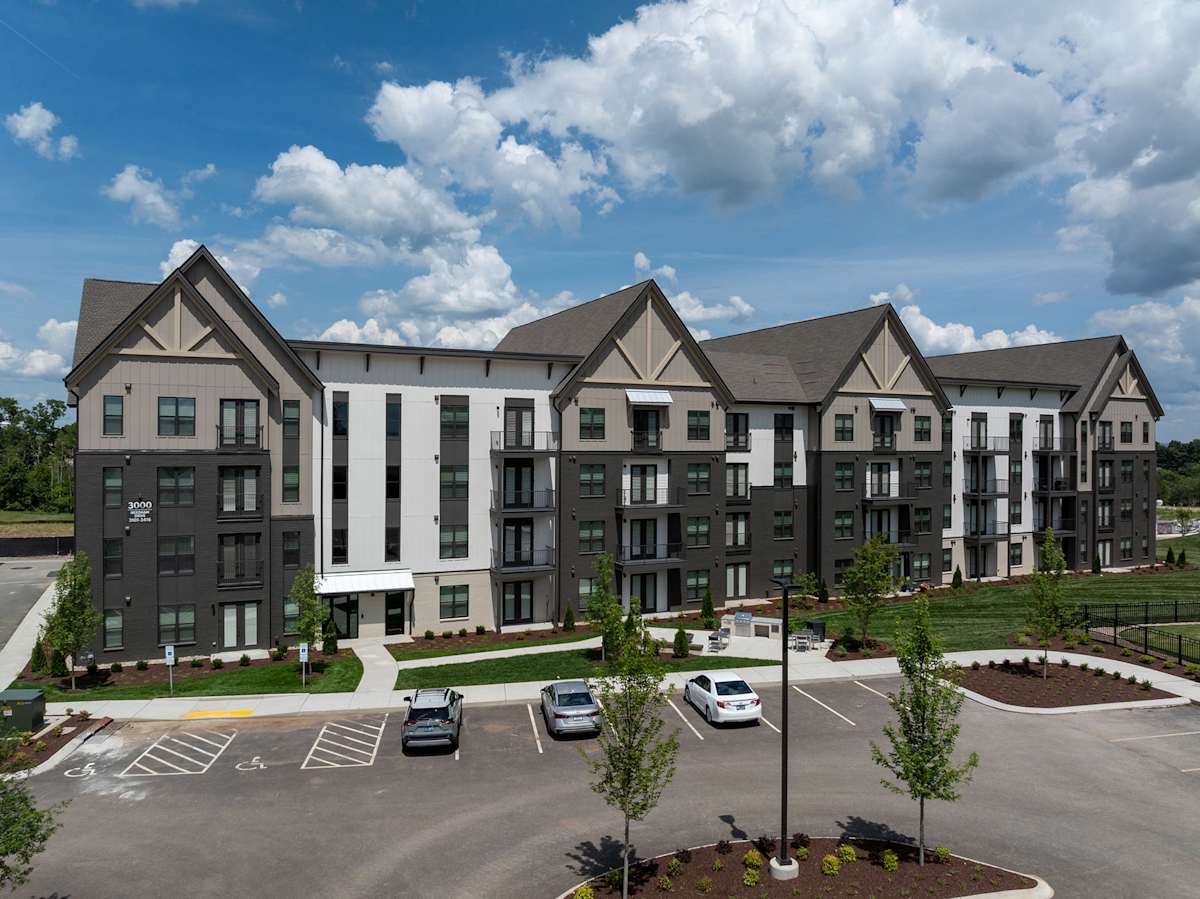 Vintage Stonetrace building exterior with parking - Smyrna, TN