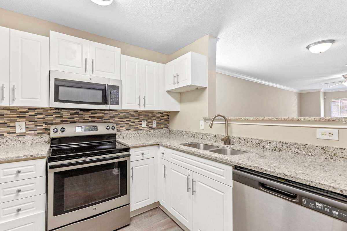 Alexander Crossing Apartments & Townhomes kitchen in home - Loganville, GA