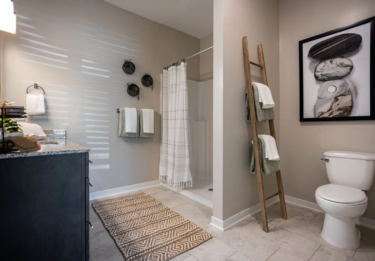 Vintage Cleveland Apartments bathroom interior photo - Cleveland, TN